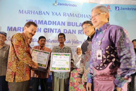 Perum Jamkrindo Bagikan Ribuan  Paket Sembako Gratis dan Santuni Yatim Piatu