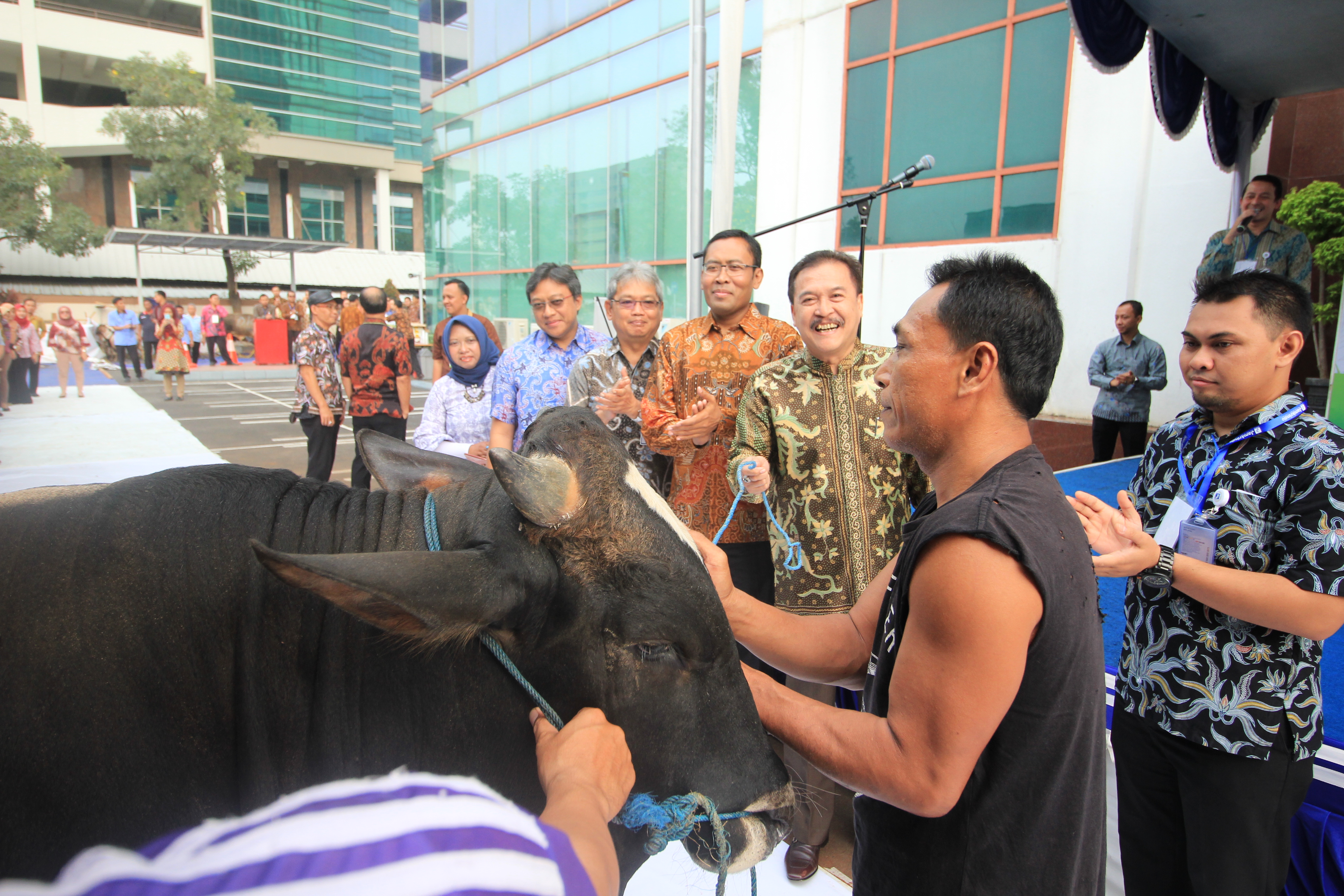 Perum Jamkrindo Bagikan Daging Qurban Untuk Warga Sekitar