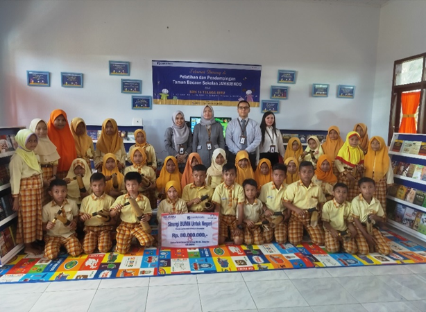 Jamkrindo Salurkan Bea Siswa dan Taman Bacaan Sekolah