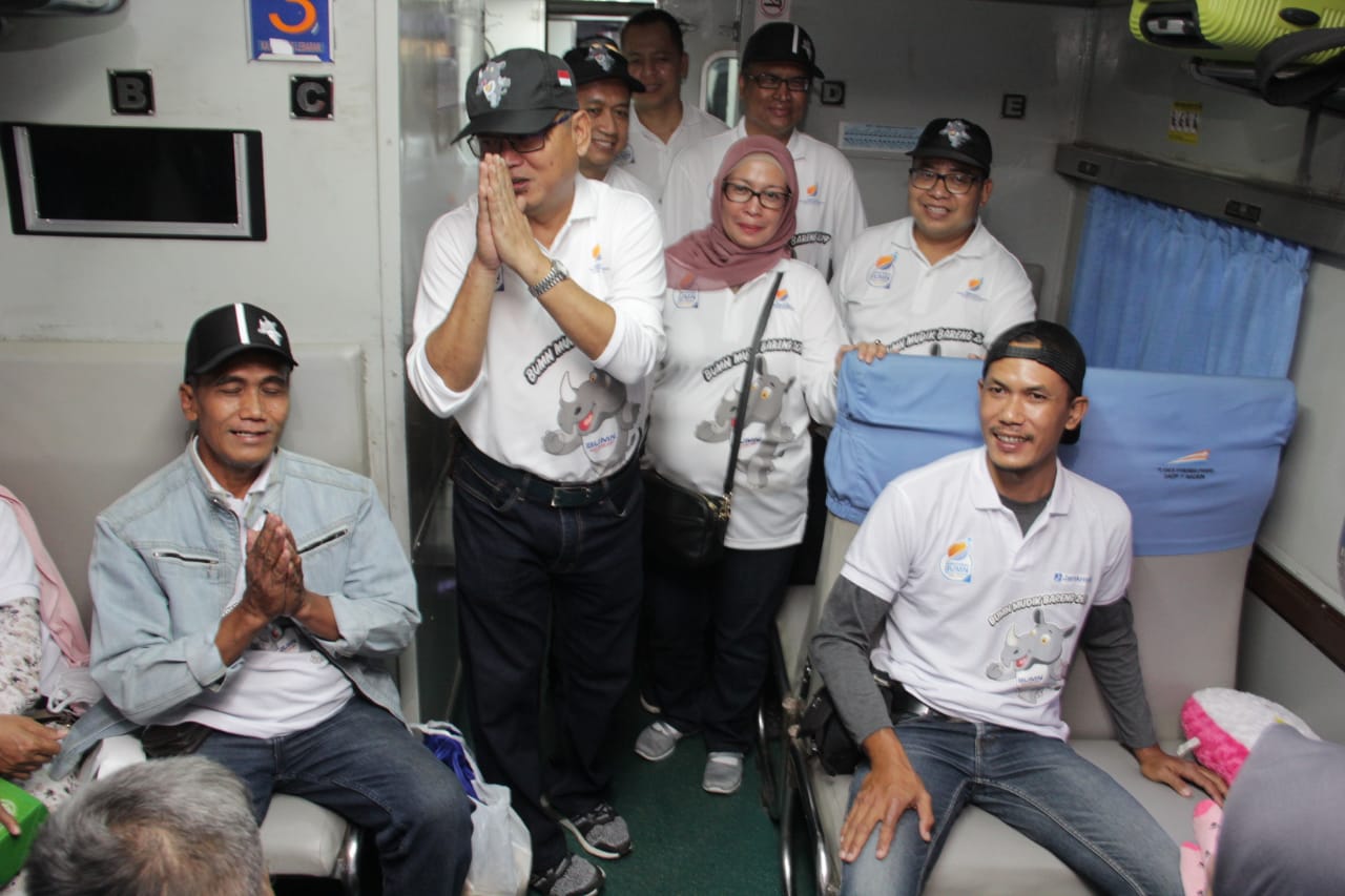 Perum Jamkrindo Lepas Pemudik di Stasiun Senen