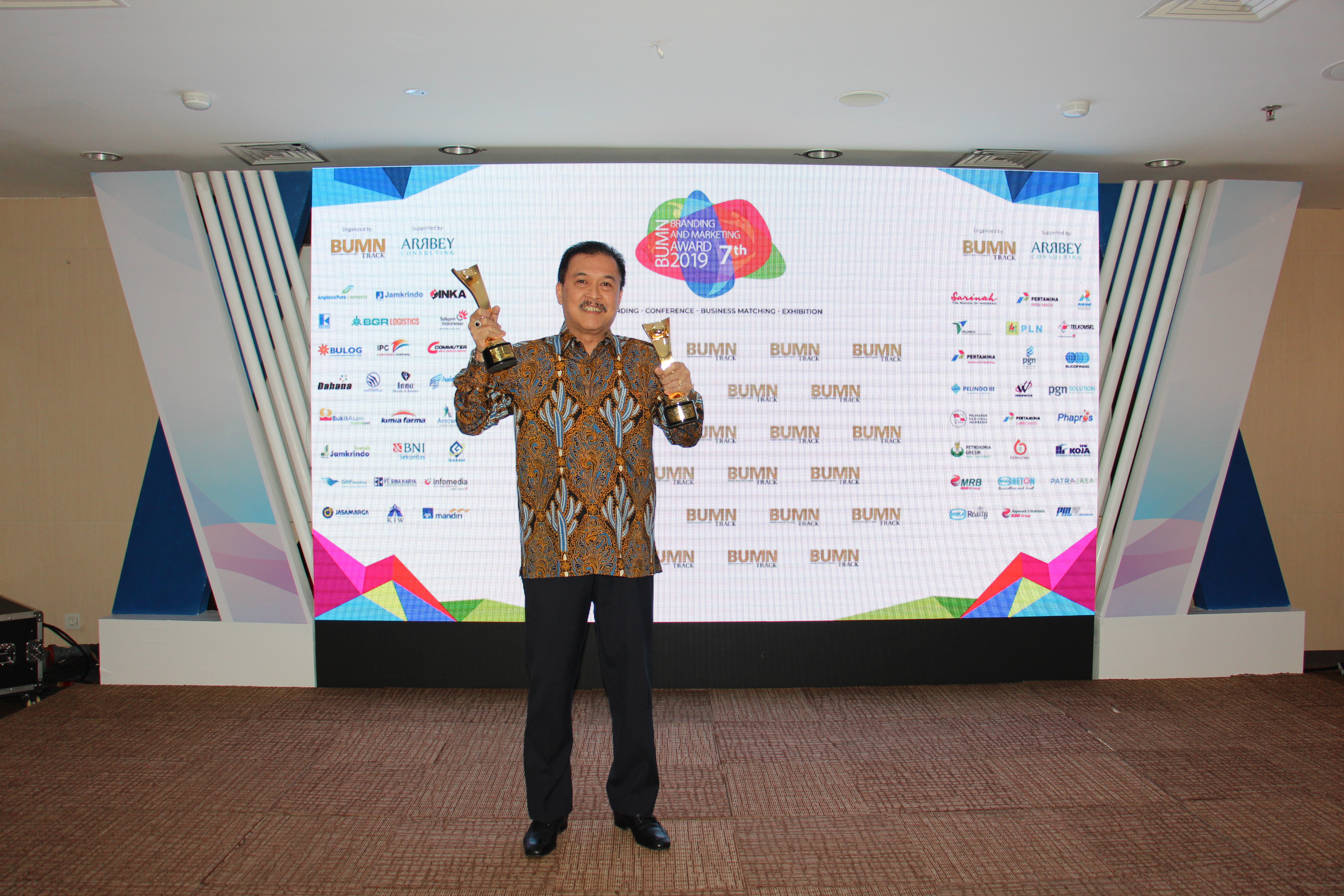 Perum Jamkrindo Raih Dua Penghargaan Branding Dan Marketing Award