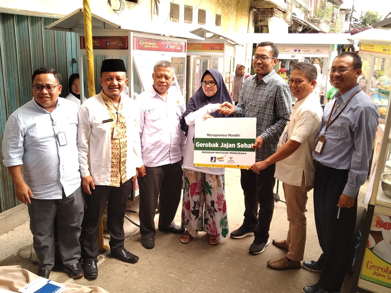 UPZ Perum Jamkrindo Berikan Bantuan Grobak