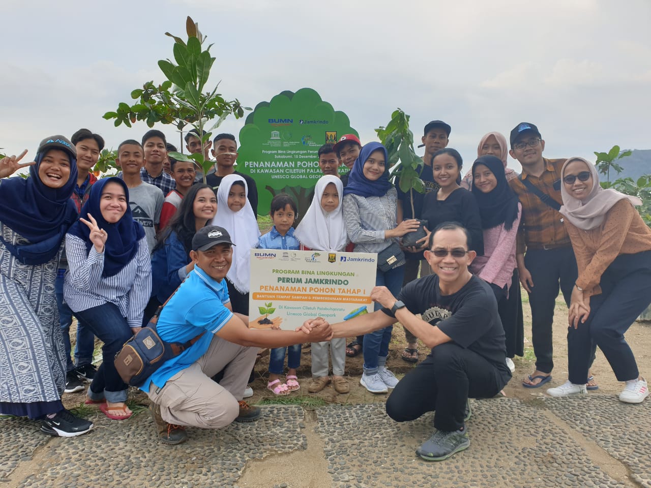 Jamkrindo Ikut Hijaukan Geopark Ciletuh