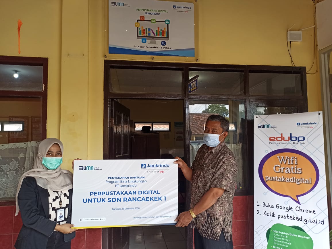 Peduli Pendidikan, Jamkrindo Serahkan Bantuan Perpustakaan Digital