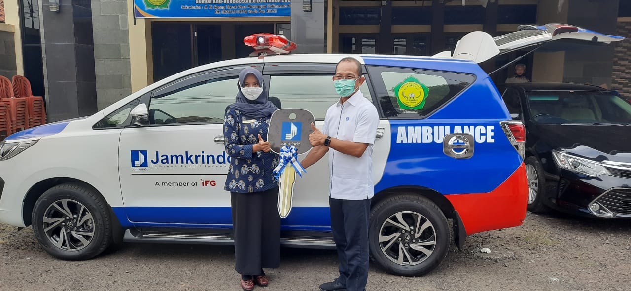 Jamkrindo Serahkan Bantuan Ambulans untuk Masyarakat