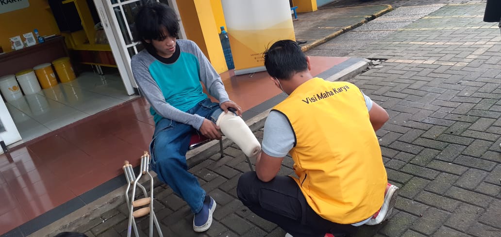 PT Jamkrindo Serahkan Bantuan Kaki Palsu dan Bantuan Pendidikan