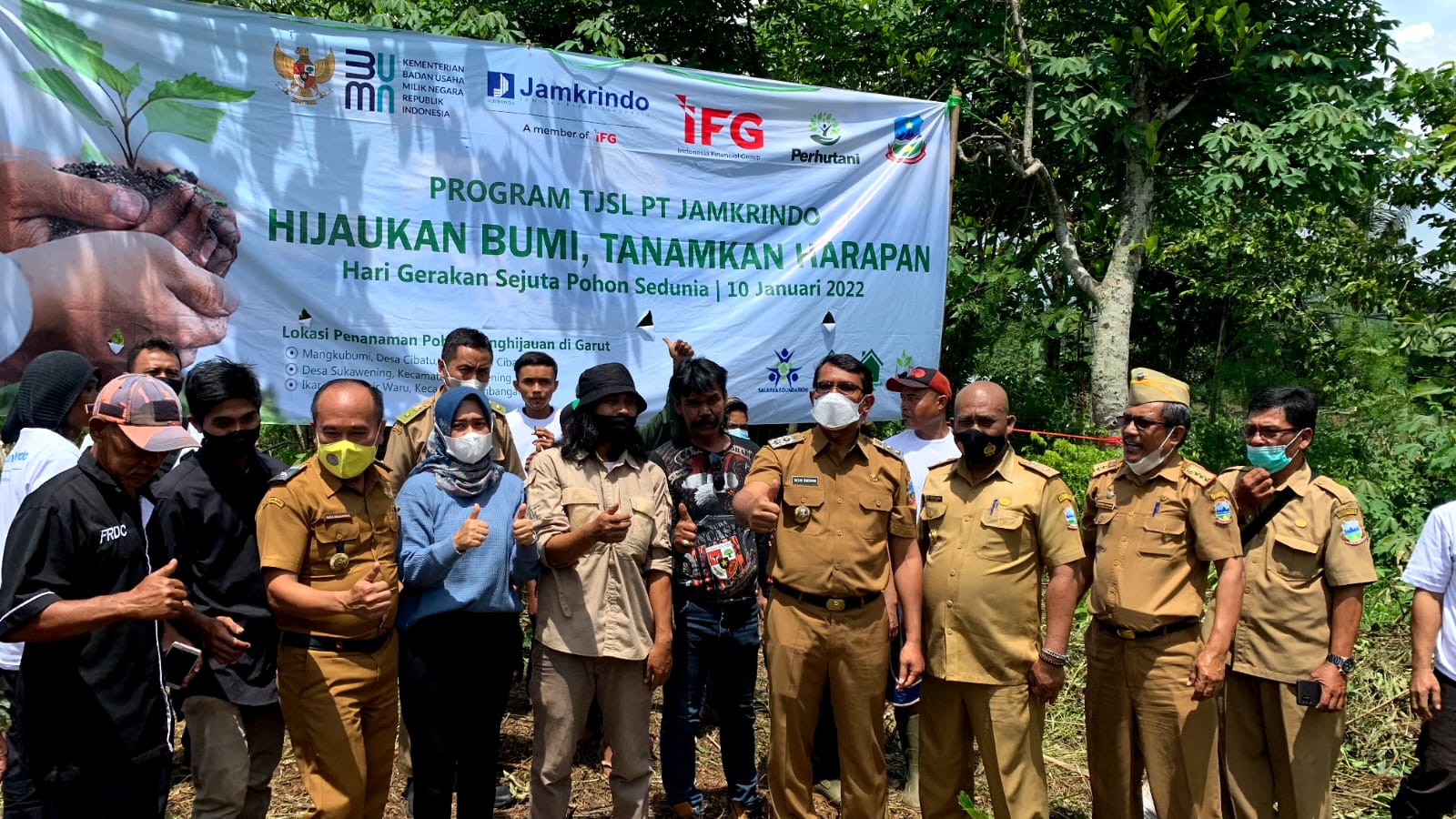 Jamkrindo Serentak Tanam Pohon Penghijauan di Garut dan Tuban