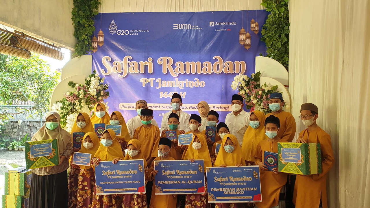 Safari Ramadan, Jamkrindo Bagikan Paket Sembako di Malang